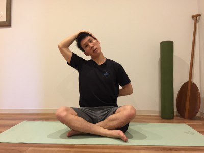 小顔 首ストレッチ2