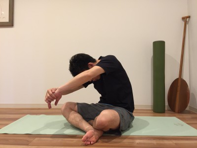 背中と肩甲骨ストレッチ