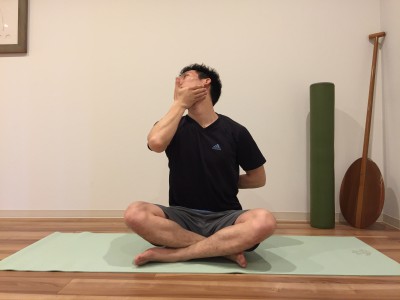 小顔 首ストレッチ3