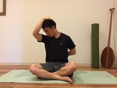 小顔 首ストレッチ1