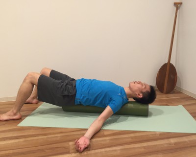 ローラーを使ったストレッチ+筋膜リリースの方法 2