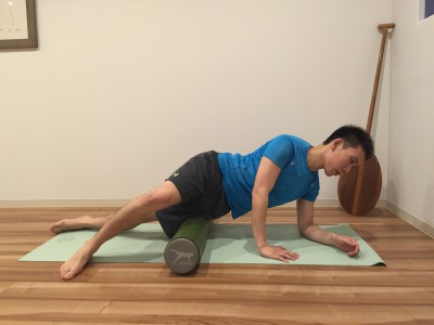 ローラーを使ったストレッチ+筋膜リリースの方法 4