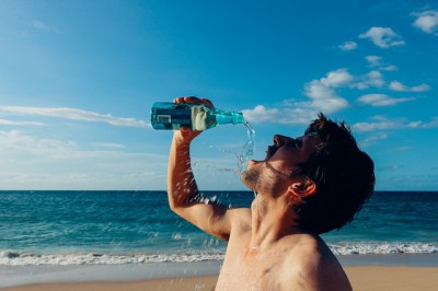 サーフィンでの水分補給の方法