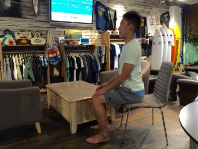 お腹痩せ座りのポイント1 頭頂を伸ばす