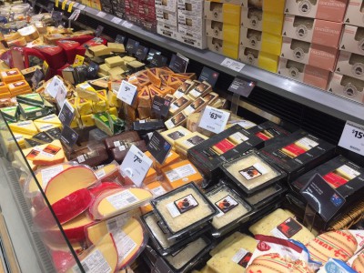 オーストラリア ヌーサのスーパー チーズ売り場