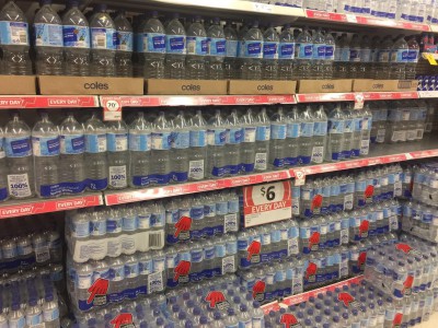 オーストラリア スーパーの水売り場