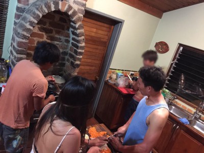 オーストラリア ヌーサ 食事を作る風景