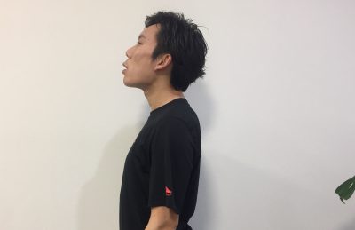 首トレで小顔 アゴを突き出す姿勢