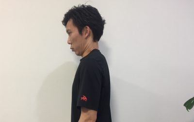 首トレで小顔 あごを埋める姿勢