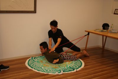 サーフィン チューブトレーニングセットのエクササイズ風景