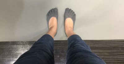 美しい姿勢で立つ 正しいつま先の方向