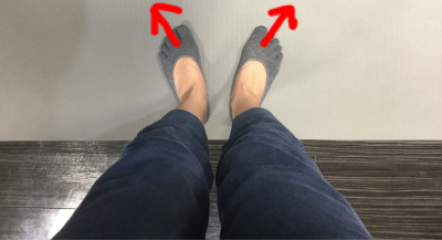 悪い立ち方 つま先が外