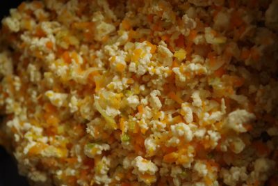 豆腐ミートパスタ ソフリットに豆腐を入れる