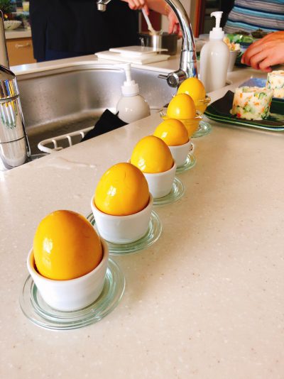 煮卵の盛り付け