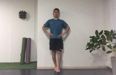 美脚エクササイズ 足を上げる