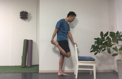 美脚もも前ストレッチ