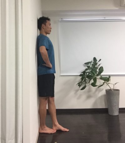 美脚エクササイズ 壁に4点をつける