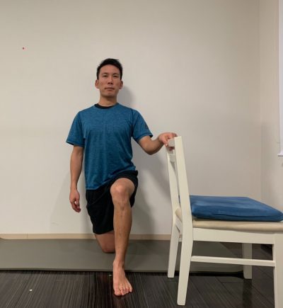 下腹部のストレッチ 前方から