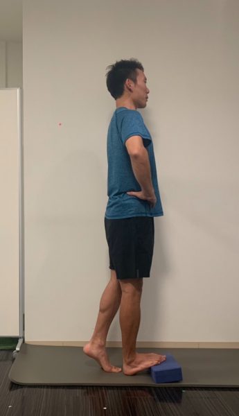 膝伸ばしストレッチ 動作説明